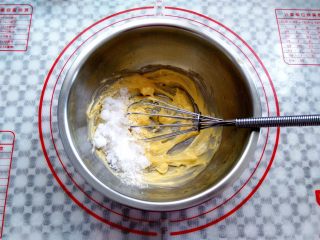 4、万圣节不给糖就捣蛋——南瓜饼干,黄油软化好加入细砂糖（冬天来了黄油可以用隔热水软化）