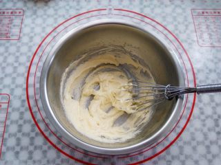 5、万圣节不给糖就捣蛋——南瓜饼干,黄油打发到顺滑的状态，不要过度打发