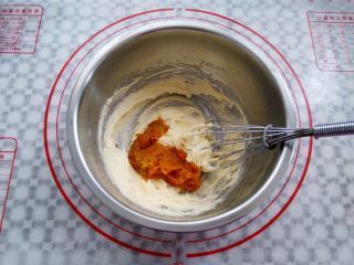 6、万圣节不给糖就捣蛋——南瓜饼干,分2次加入南瓜泥，搅拌均匀以后再放入另外一半