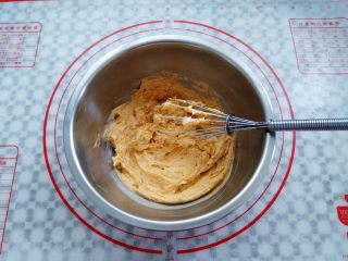 7、万圣节不给糖就捣蛋——南瓜饼干,2次加入南瓜泥混合均匀的状态