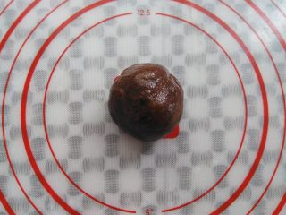 11、万圣节不给糖就捣蛋——南瓜饼干,取40克面团加入5克可可粉揉均匀，装入保鲜袋放冰箱冷冻30分钟（或者冷藏一小时左右）