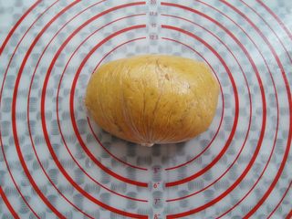 10、万圣节不给糖就捣蛋——南瓜饼干,面团先出260克南瓜面团，装保鲜袋放冰箱冷冻30分钟（或者冷藏一小时左右）