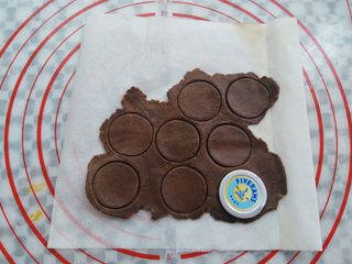 15、万圣节不给糖就捣蛋——南瓜饼干,可可面团擀成圆饼，用小号圆形工具印出8个饼胚