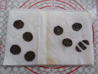 16、万圣节不给糖就捣蛋——南瓜饼干,用小刀把饼胚切成2个小半圆做嘴巴