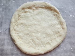 13、鸡肉海鲜披萨,13．用手捏成四周略厚的圆型披萨底。
