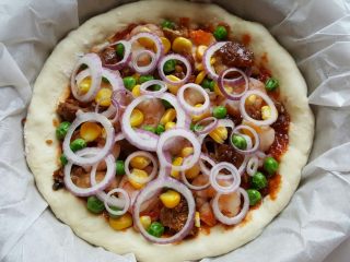 17、鸡肉海鲜披萨,17．上面装饰青豆，玉米粒和洋葱圈。