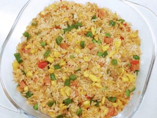 1、牛肉芝士焗饭：简易的蛋炒饭焗饭,锅中入少许油 加鸡蛋 火腿 青豆 青红椒 一起翻炒 加少许盐和酱油调味 约九成熟时加入米饭一同翻炒均匀 倒入番茄酱 炒至变色 装入焗饭盘中压平