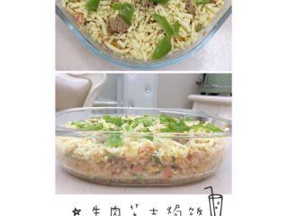 2、牛肉芝士焗饭：简易的蛋炒饭焗饭,在炒饭表面均匀的撒上切碎的马苏里拉芝士 表面撒上披萨用牛肉粒 青椒丁 现磨黑胡椒及披萨草