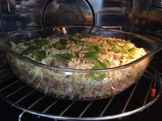 3、牛肉芝士焗饭：简易的蛋炒饭焗饭,放入烤箱 170度烤20分钟 可以根据自己喜好芝士的口味 调整烤的时间