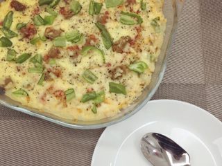 4、牛肉芝士焗饭：简易的蛋炒饭焗饭,烤好的焗饭相当诱人 两个人吃有点多哦