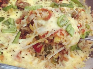 5、牛肉芝士焗饭：简易的蛋炒饭焗饭,相比较传统牛肉焗饭 内部调整为了中式蛋炒饭的做法但由于番茄酱的添加 又不会显得太冲撞 因为馅料丰富 结果出乎意料的好吃????