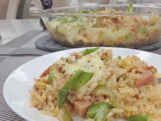 6、牛肉芝士焗饭：简易的蛋炒饭焗饭,作为居家消灭剩饭的妙招 赶紧做起来吧～