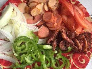 2、腊肉香肠披萨,把自己喜欢吃的菜肉配好