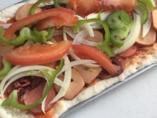 3、腊肉香肠披萨,摆放装盘