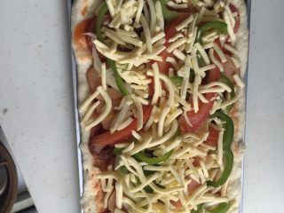 4、腊肉香肠披萨,放芝士