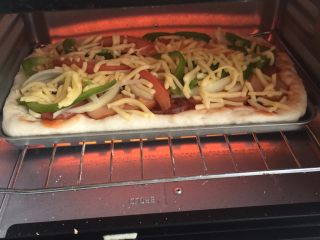 5、腊肉香肠披萨,放烤箱