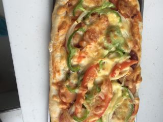 6、腊肉香肠披萨,出炉