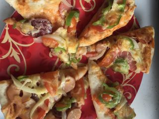 7、腊肉香肠披萨,装盘