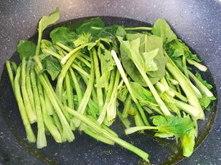 3、大力水手的最爱-炝拌菠菜,水沸腾后先放根茎部分再放叶子