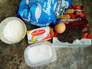 1、蔓越莓曲奇饼干,准备好所有食材备用