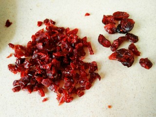 2、蔓越莓曲奇饼干,蔓越莓切成小粒