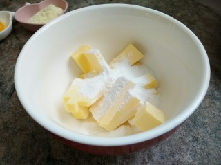 3、蔓越莓曲奇饼干,黄油室温软化加入糖粉