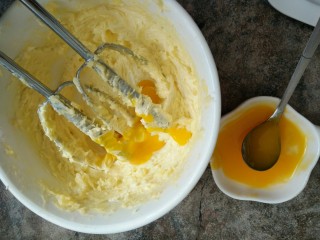 5、蔓越莓曲奇饼干,蛋黄分三次加入,先加第一次