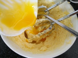 7、蔓越莓曲奇饼干,再次打匀后加入最后一次蛋黄