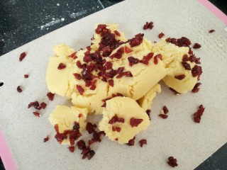 12、蔓越莓曲奇饼干,再把蔓越莓颗粒混合进去