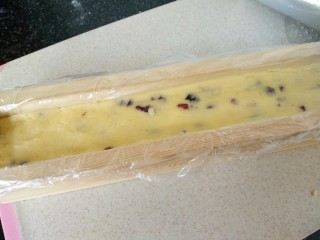 14、蔓越莓曲奇饼干,饼干盒附上保鲜膜将面团放进去,正好