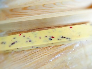 15、蔓越莓曲奇饼干,放入冷冻,一到两小时,冻硬取出