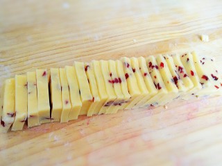 16、蔓越莓曲奇饼干,切成0.5到0.7厘米厚饼干片