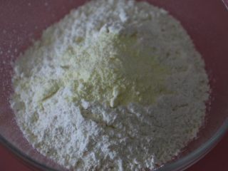 2、酥香蔓越莓饼干,低筋粉和奶粉放一起