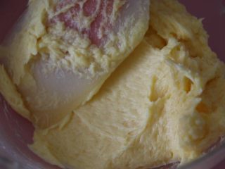 9、酥香蔓越莓饼干,搅拌至黄油完全吸收蛋液，不要出现油水分离