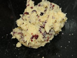 12、酥香蔓越莓饼干,混合均匀即可，倒入提前准备好的保鲜膜上