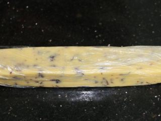 13、酥香蔓越莓饼干,整形，长方体、圆柱体，随各自爱好，然后放冰箱冷冻1小时