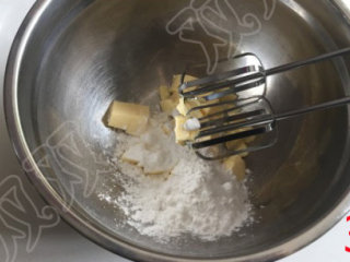 3、巧克力曲奇,放入糖粉、盐，用刮刀刮刮，防止糖粉打发时飞溅