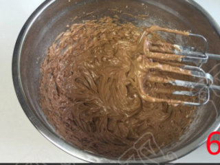 6、巧克力曲奇,打匀的黄油液。（提起时，会像蛋白打发一样出现角尖哦）