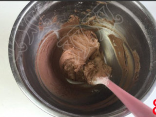 8、巧克力曲奇,用刮刀刮匀，翻拌均匀。（不要转圈搅拌，以防起筋影响口感）