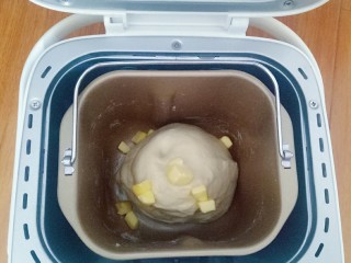 3、辫子面包,设置面包机和面程序20分钟，结束后加入软化的黄油继续和面20分钟