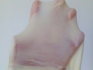 4、辫子面包,揉面结束后，取一小块面团，用手慢慢抻开，形成不易破的薄膜