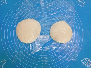 7、辫子面包,把面团排气后分成2份，根据自己的模具分成大小适量的剂子（我的小土司盒不一样大），盖上保鲜膜松弛15分钟