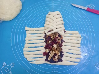 10、辫子面包,将面条片交织编成辫子