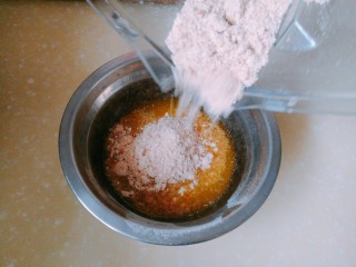 6、芒果慕斯盒,将消化饼干粉倒入黄油