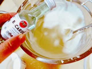 13、芒果慕斯盒,倒入朗姆酒搅拌均匀