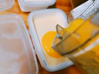 18、芒果慕斯盒,将芒果吉利丁液倒在冷藏凝结的慕斯上