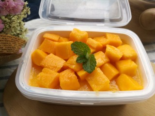 21、芒果慕斯盒,在芒果慕斯表面摆上芒果丁和薄荷