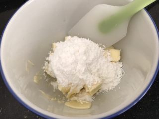 2、双色棋格小饼干～圣诞美食,软化后的黄油碗里加入糖粉