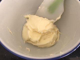 3、双色棋格小饼干～圣诞美食,翻拌均匀即可，无需打发