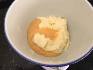 4、双色棋格小饼干～圣诞美食,入25g全蛋液（可分2次加入，更容易拌匀）